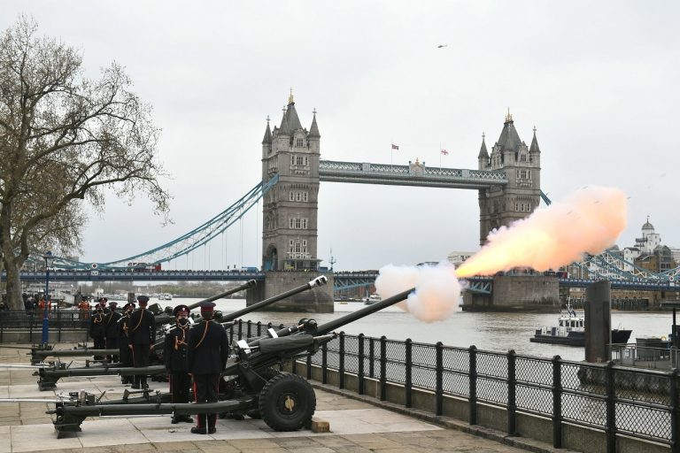 Delostrelecké salvy na počesť zosnulého britského princa Philipa