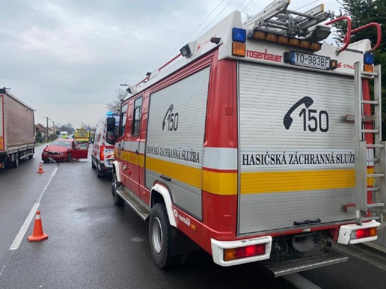 hasiči pri zrážke vozidiel v Ludaniciach