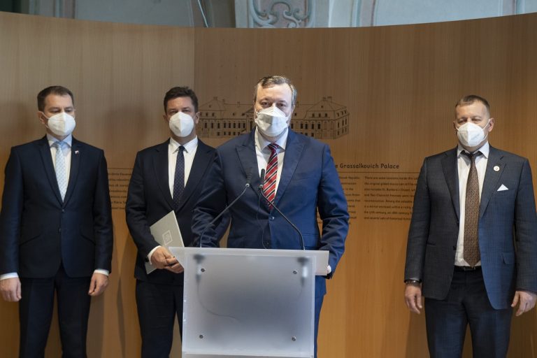 URL: http://klient.tasr.sk/klient/asx/search/view/ViewerFoto.asx?Document=..%2F..%2FFondyF%2F21%2F03%2F20210317_demisia1767607.1%40Foto&QueryText=%28krajniak%29