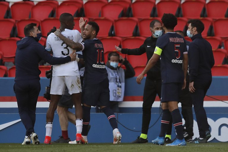 URL: http://klient.tasr.sk/klient/asx/search/view/ViewerFoto.asx?Document=..%2F..%2FFondyF%2F21%2F04%2FFrance_Soccer_League_One408502771787.1%40Foto&QueryText=%28neymar%29