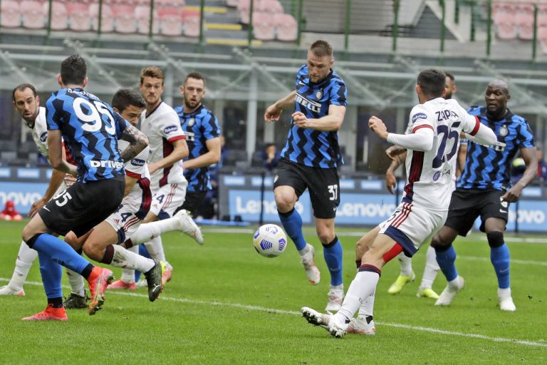 URL: http://klient.tasr.sk/klient/asx/search/view/ViewerFoto.asx?Document=../../FondyF/21/04/Italy_Soccer_Serie_A425698773252.1@Foto&QueryText=