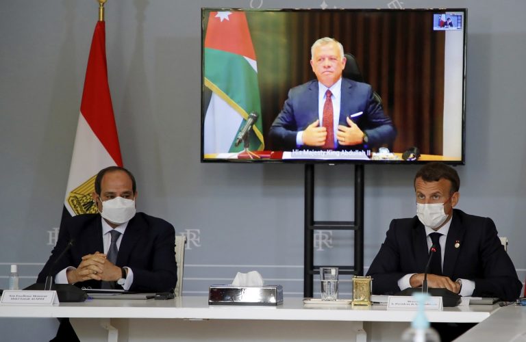 Francúzsky prezident Emmanuel Macron, jeho egyptský náprotivok Abdal Fattáh Sísí a jordánsky kráľ Abdalláh II.