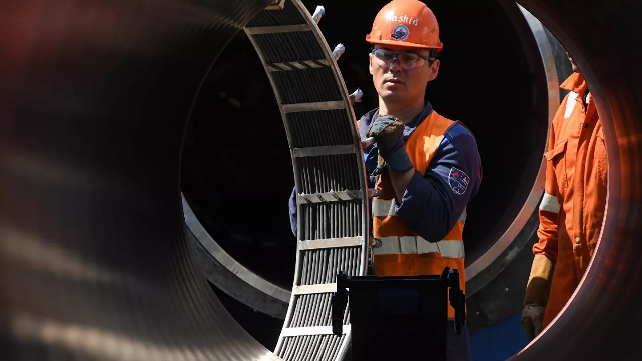 Zamestnanci pracujú na stavenisku plynovodu Nord Stream 2