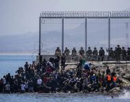 Migranti v blízkosti španielskej exklávy Ceuta na marocko-španielskej hranici