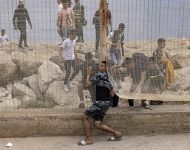 Marockí migranti po pokuse prekročiť hranicu medzi Marokom a španielskou exklávou Ceuta