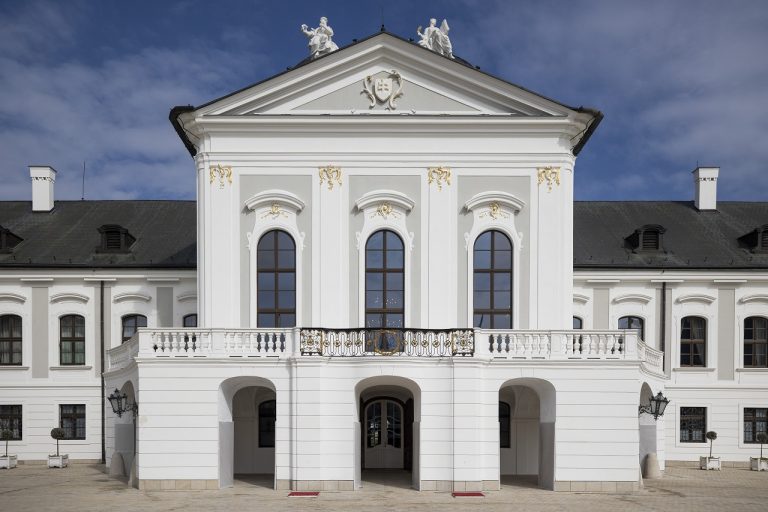 Grasalkovièov palác alebo Prezidentský palác na Hodžovom námestí