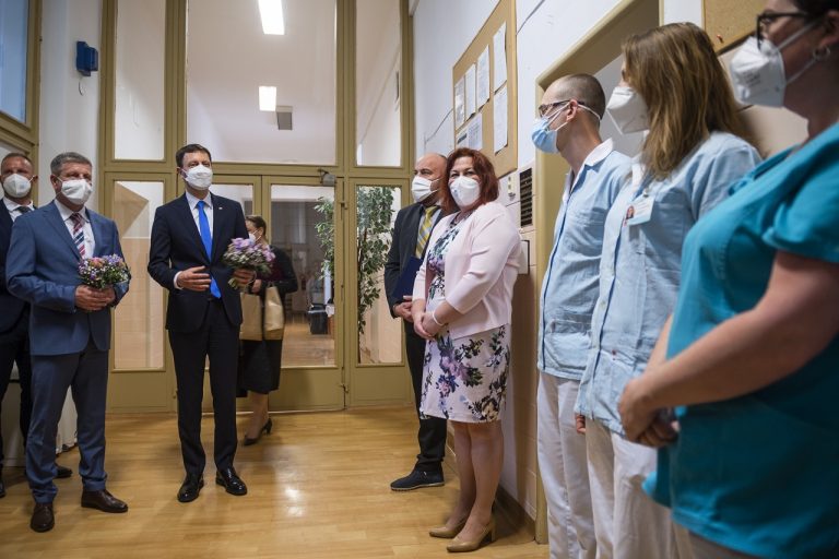 Eduard Heger, Vladimír Lengvarský, Renáta Vandriaková návšteva Univerzitnej nemocnice Bratislava pri príleitosti Medzinárodného dòa sestier