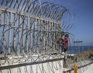 Migranti preliezli plot na hranici Maroka a Španielska blízkosti španielskej exklávy Ceuta