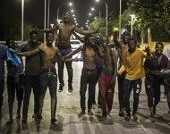 Skupina migrantov v španielskej severoafrickej exkláve Melilla, Španielsko