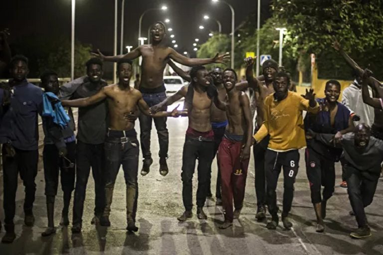 Skupina migrantov v španielskej severoafrickej exkláve Melilla, Španielsko