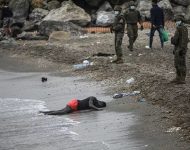 Muž leží na zemi, keď španielska armáda uzavrela územia na marockom-španielskej hranici