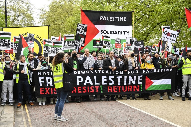 ľudia protestné zhromaždenie a pochod na podporu Palestínčanov, Londýn