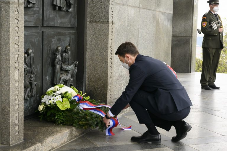 Eduard Heger si pripomenie 76. výročie ukončenia druhej svetovej vojny položením venca k pamätníku na Slavíne