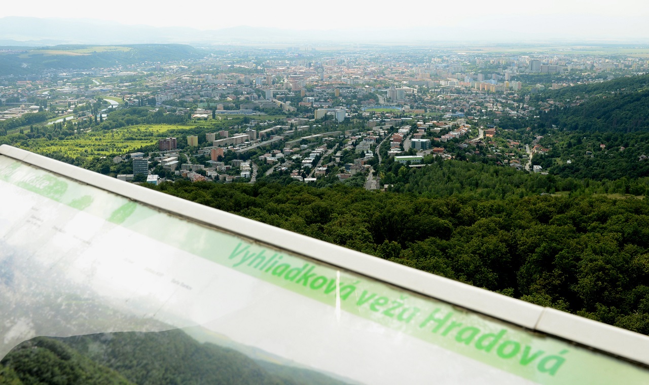 Vyhliadková veža v Košiciach vysoká 21,51 m sa nachádza v mestskom lesoparku na kopci Hradová