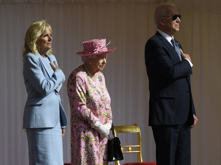 britská krá¾ovná Alžbeta II. (uprostred), americký prezident Joe Biden (vpravo) a prvá dáma Spojených štátov Jill Bidenová