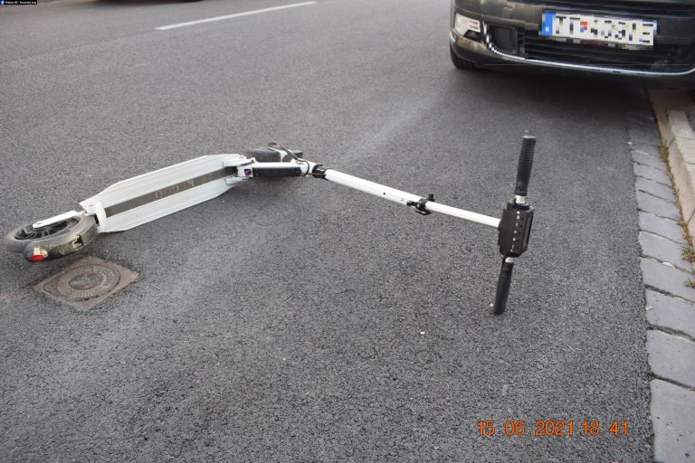 Kolobežka náraz - osobné auto