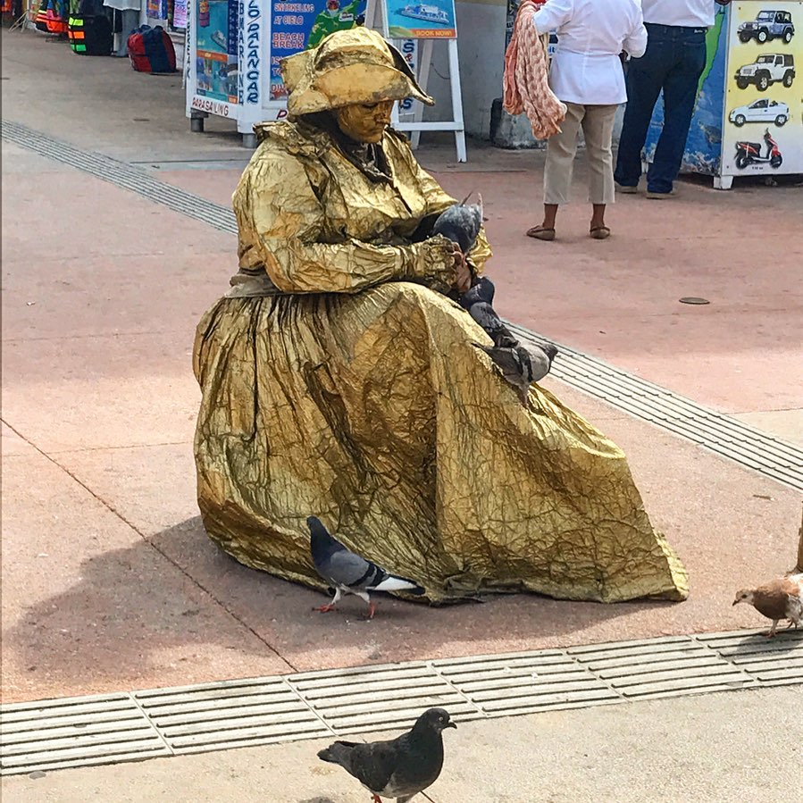 živá socha zo zlata