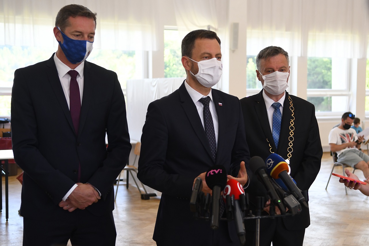 Eduard Heger navštívil mobilné očkovacie centrum v obci Široké