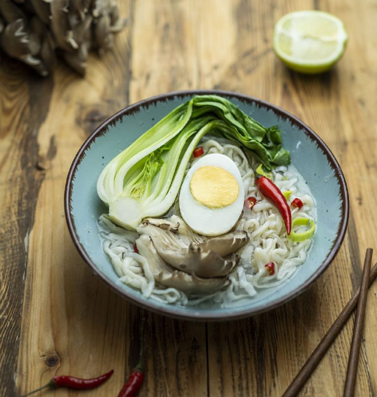 Vegetariánsky rámen s pakchoi a konjakovými rezancami