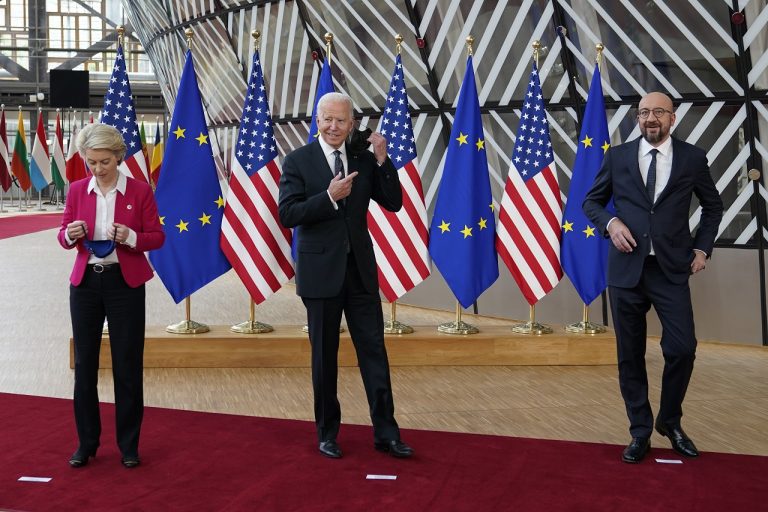 Joe Biden Ursula von der Leyenová Charles Michel