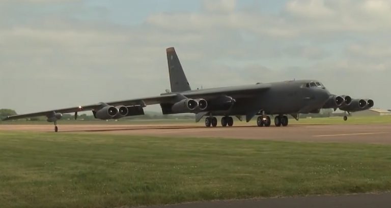 bombardér B-52