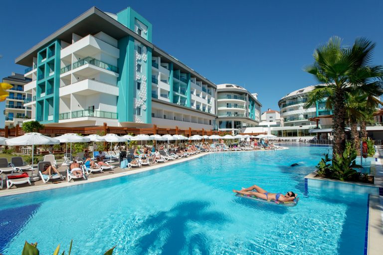 Hotel, pláž, bazén