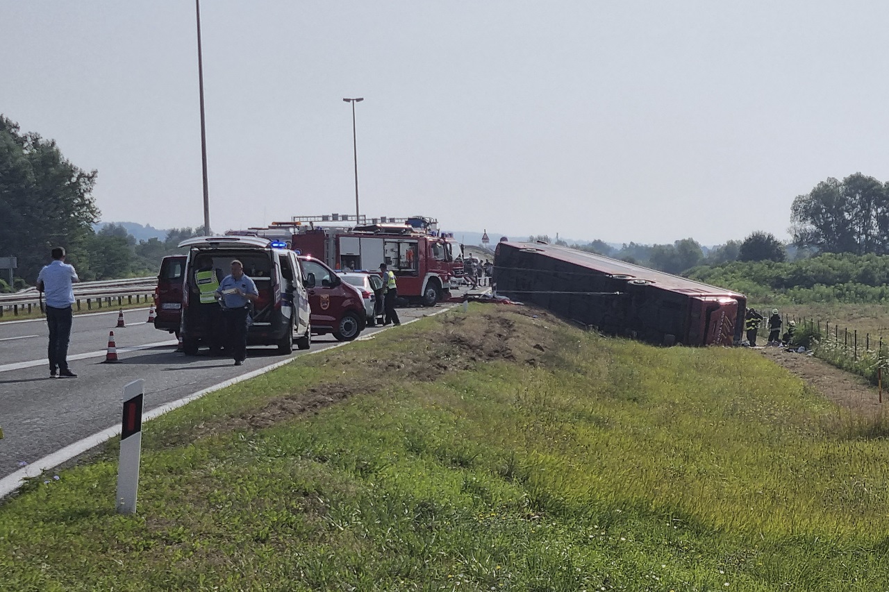 Nehoda autobusu v Chorvátsku si vyžiadala najmenej desať obetí