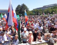 Účastníci protestného zhromaždenia proti očkovaniu a zotročovaniu Slovenska pred Úradom vlády SR v Bratislave