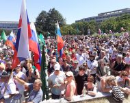 Účastníci protestného zhromaždenia proti očkovaniu a zotročovaniu Slovenska pred Úradom vlády SR v Bratislave