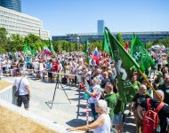 Účastníci protestného zhromaždenia proti očkovaniu a zotročovaniu Slovenska pred Úradom vlády SR v Bratislave