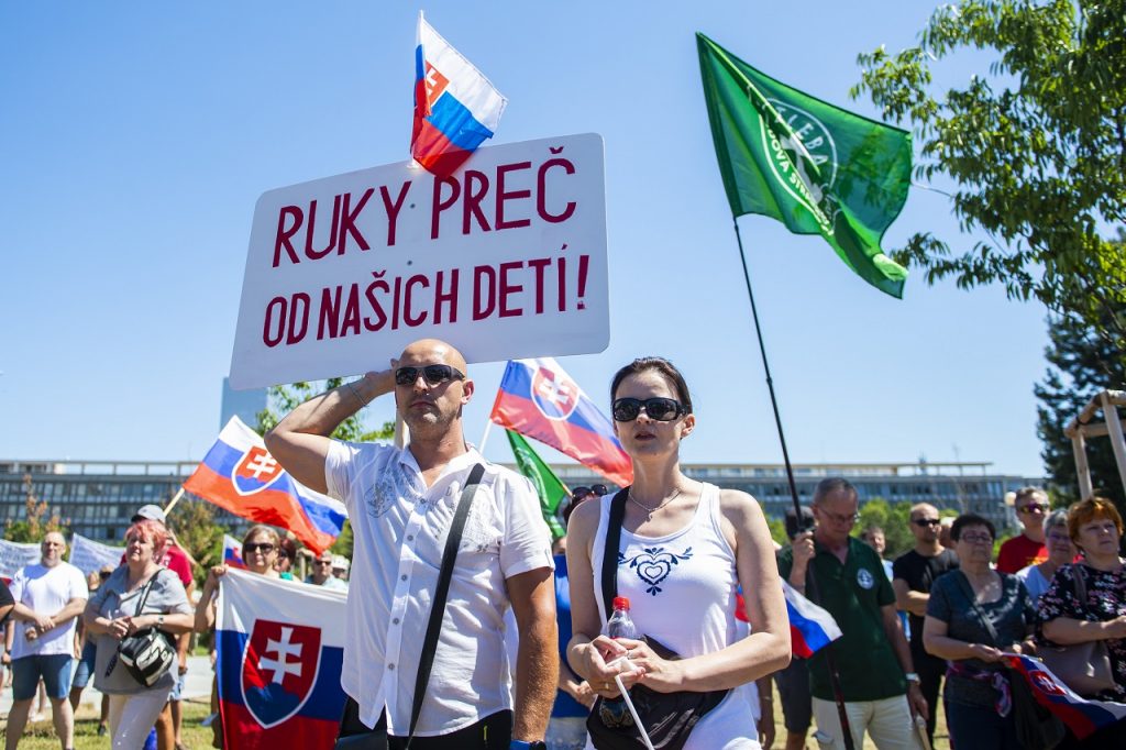 Účastníci protestného zhromaždenia proti očkovaniu a zotročovaniu Slovenska pred Úradom vlády SR v Bratislave