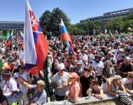 Účastníci protestného zhromaždenia proti očkovaniu a zotročovaniu Slovenska pred Úradom vlády SR v Bratislave