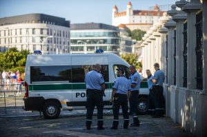 Protest pred Prezidentským palácom v Bratislave