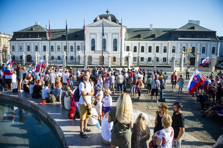 Protest pred Prezidentským palácom v Bratislave