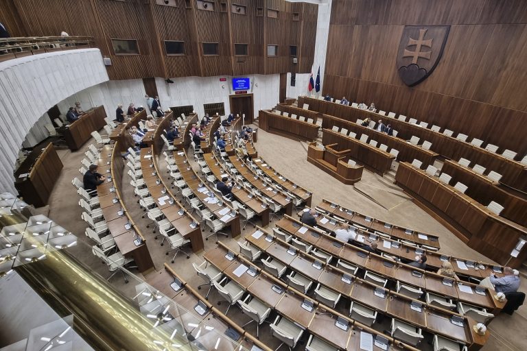 Odvolávanie Romana Mikulca sa presúva na september