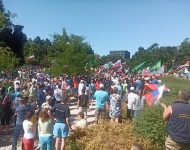 Účastníci protestného zhromaždenia proti očkovaniu a zotročovaniu Slovenska pred Úradom vlády SR v Bratislave