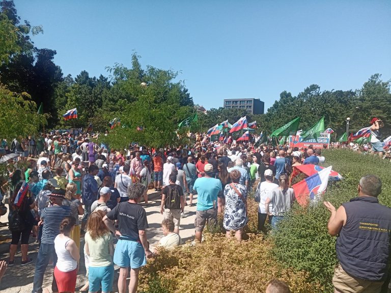 Účastníci protestného zhromaždenia proti očkovaniu a zotročovaniu Slovenska pred Úradom vlády SR v Bratislave