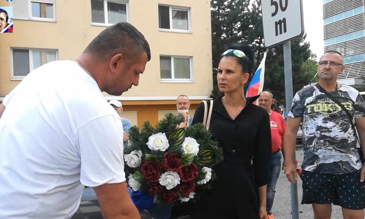 Kladenie venca pred domom Jána Mikasa