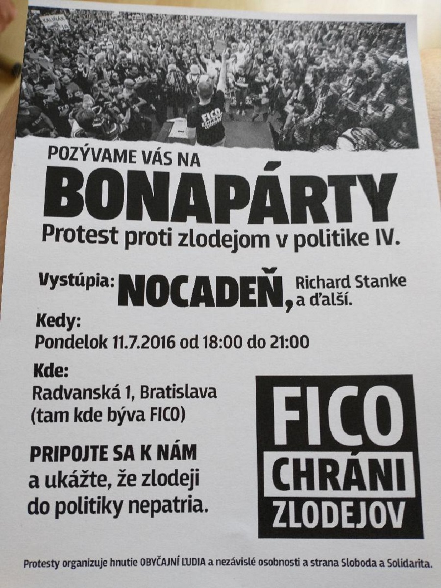 Pozvánka na deň noc Bonapárty pred domom vtedajšieho premiéra Róbert Fica