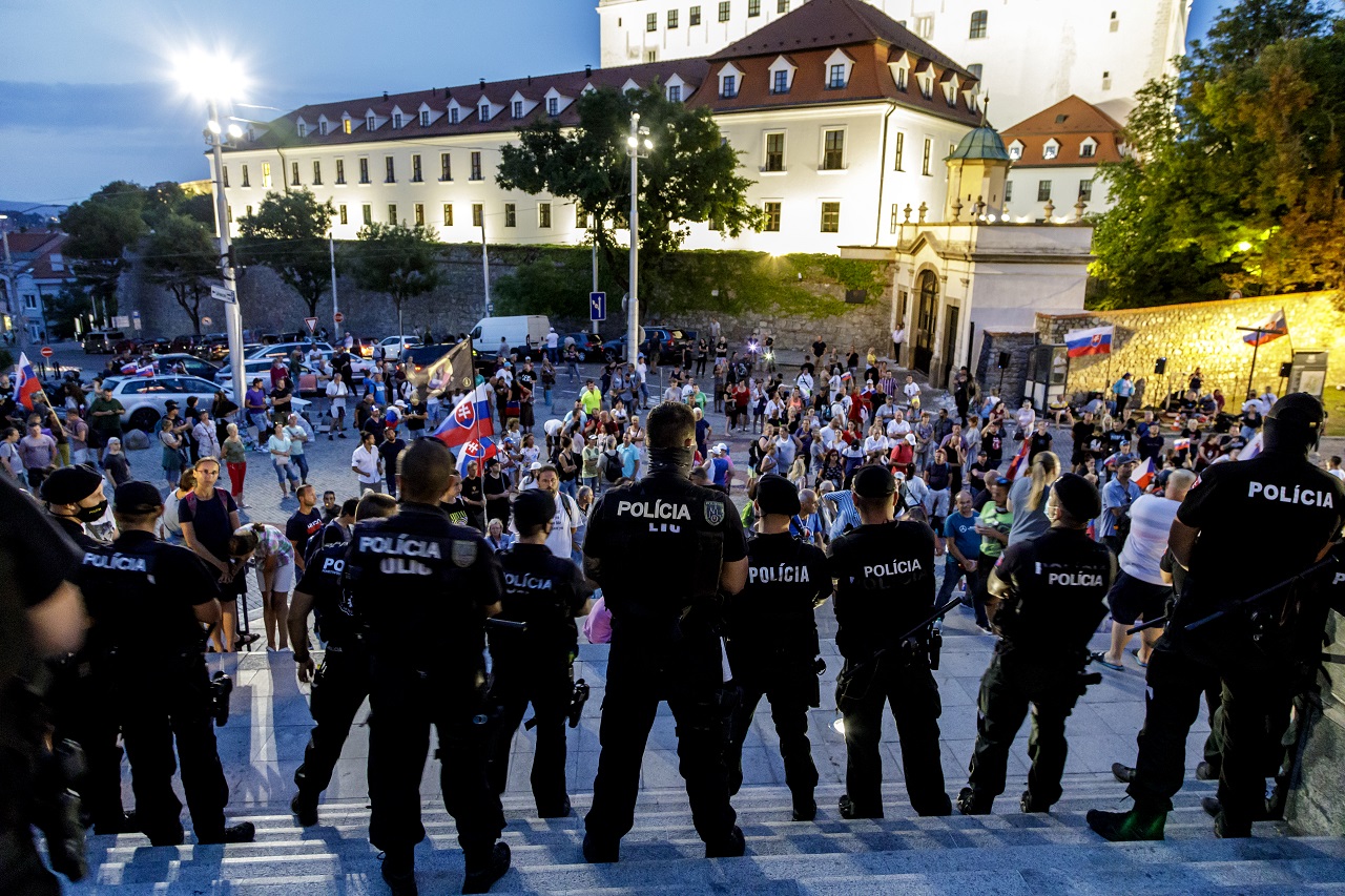 Protest pred parlamentom