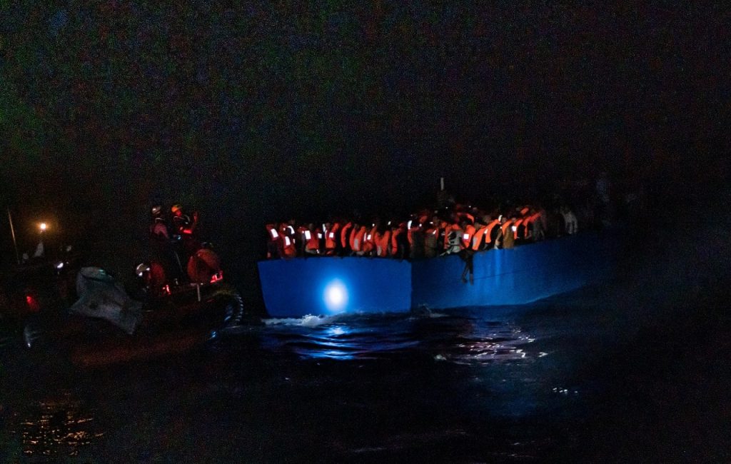 SOS MEDITERRANEE Ocean Viking migranti