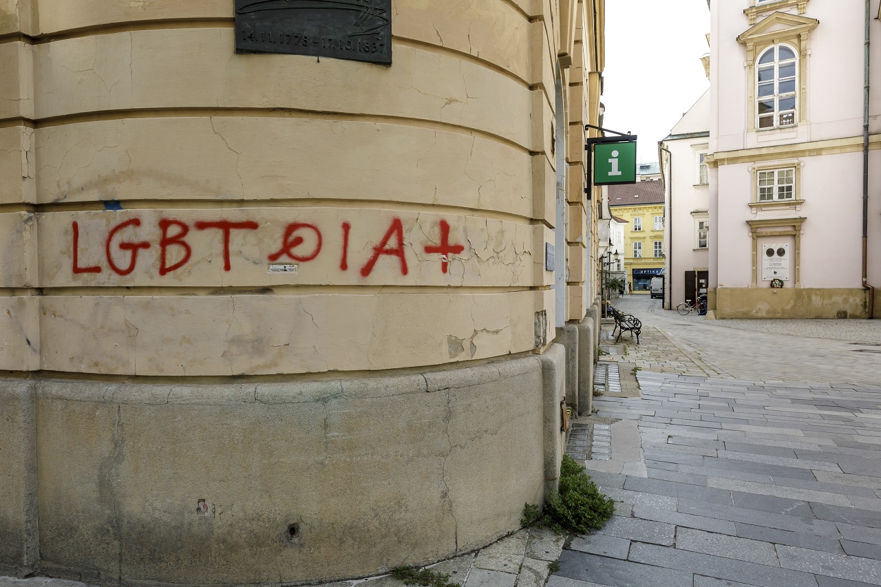 V centre Bratislavy posprejovali nápismi viacero budov, najmä kostoly i kláštor