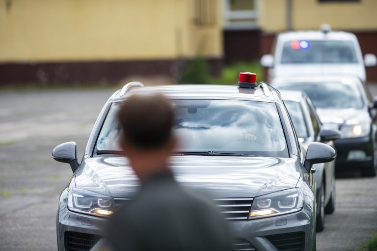 obvinení mýtnik, policajný doprovod