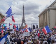 Protesty proti pandemickým opatreniam v Paríži
