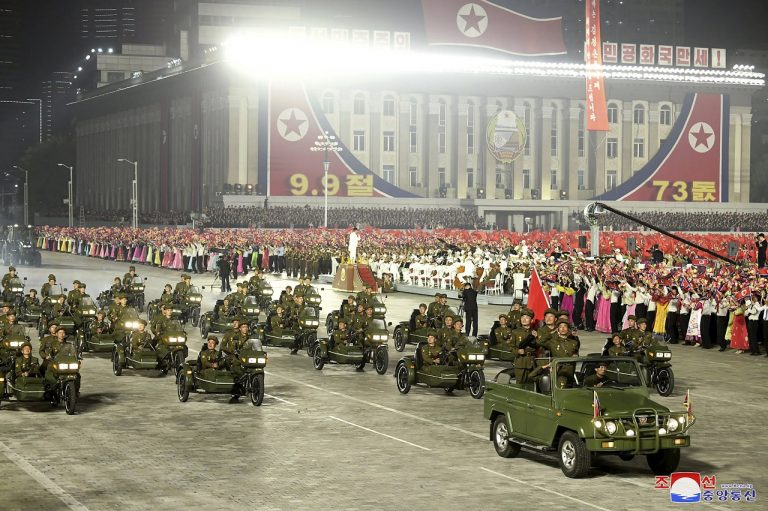 severna korea vojenska prehliadka