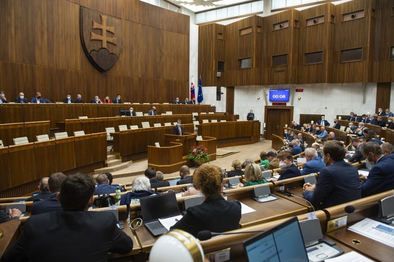 rokovanie parlament