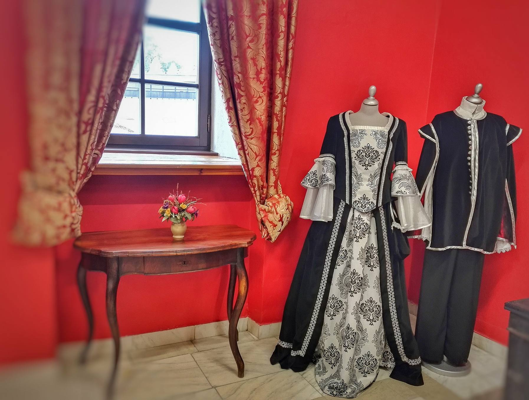 figuríny dobové oblečenie - múzeum v Kežmarku