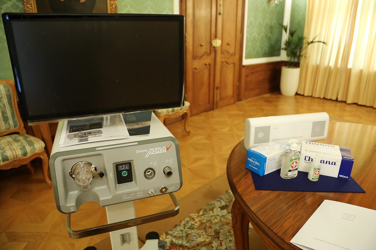 Prezidentka darovala pápežovi symbolické i praktické dary