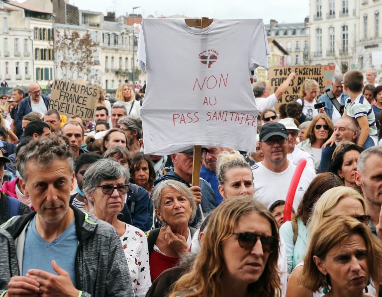 Francúzsko koronavírus opatrenia covidpasy Paríž protesty