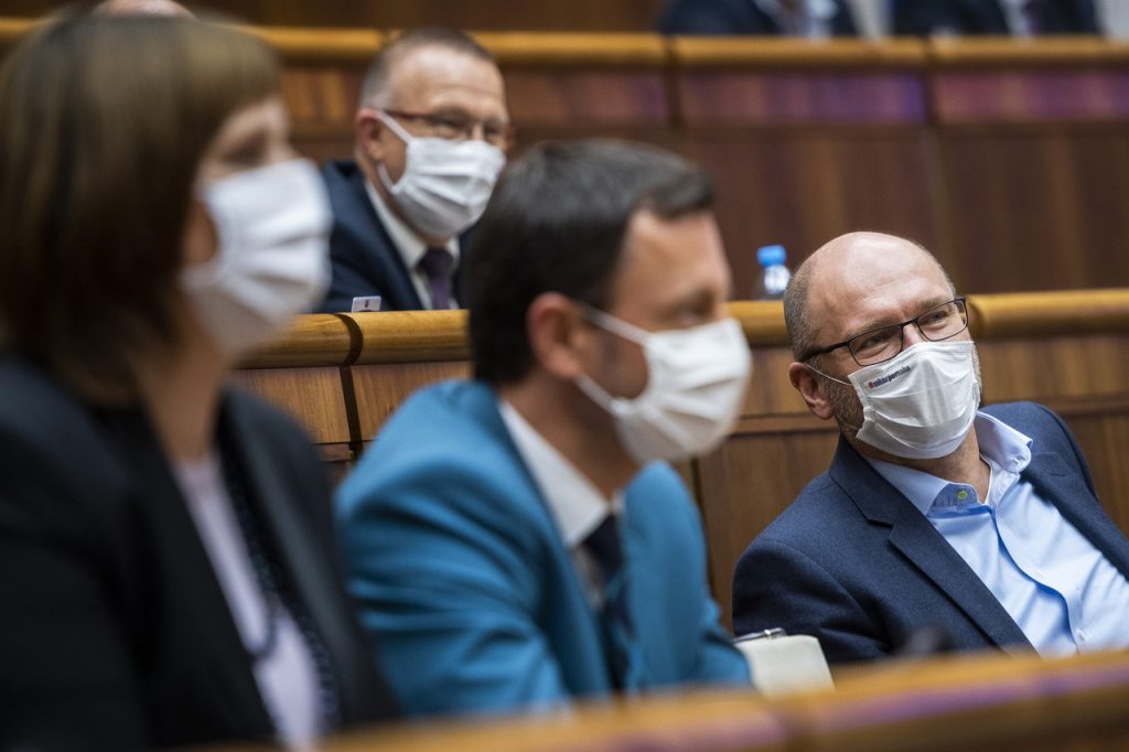 Richard Sulík zostáva ministrom hospodárstva, plénum ho podržalo